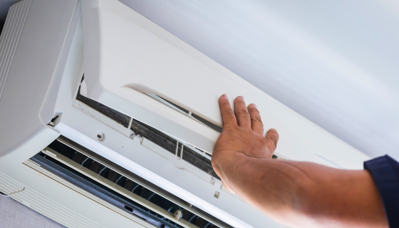 Climatisation qui fuit ou ne produit plus de froid : quand faut-il appeler un professionnel ?